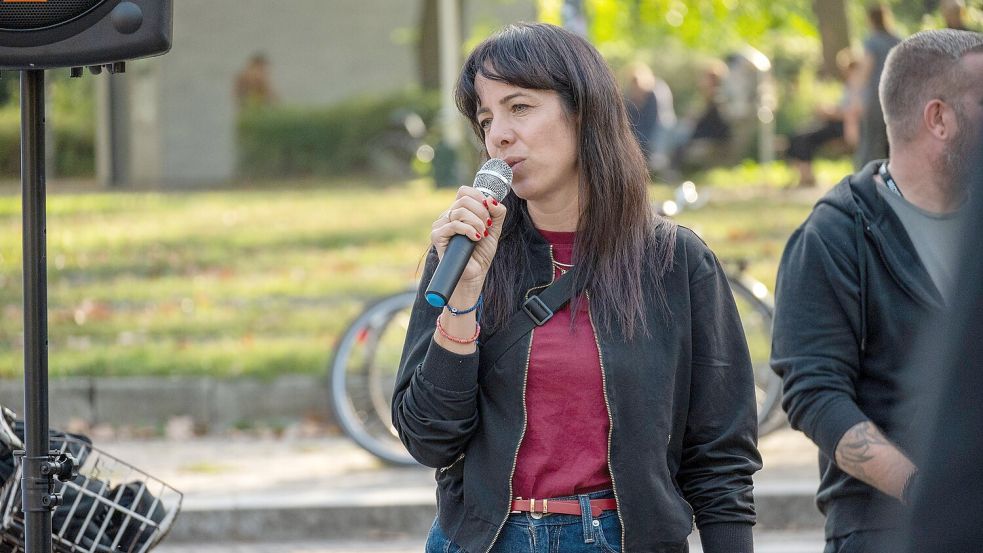 Die Spitzenkandidatin der Linken in Berlin, Elif Eralp, war Mitglied im Verein Rote Hilfe. Foto: IMAGO/Jess Flom