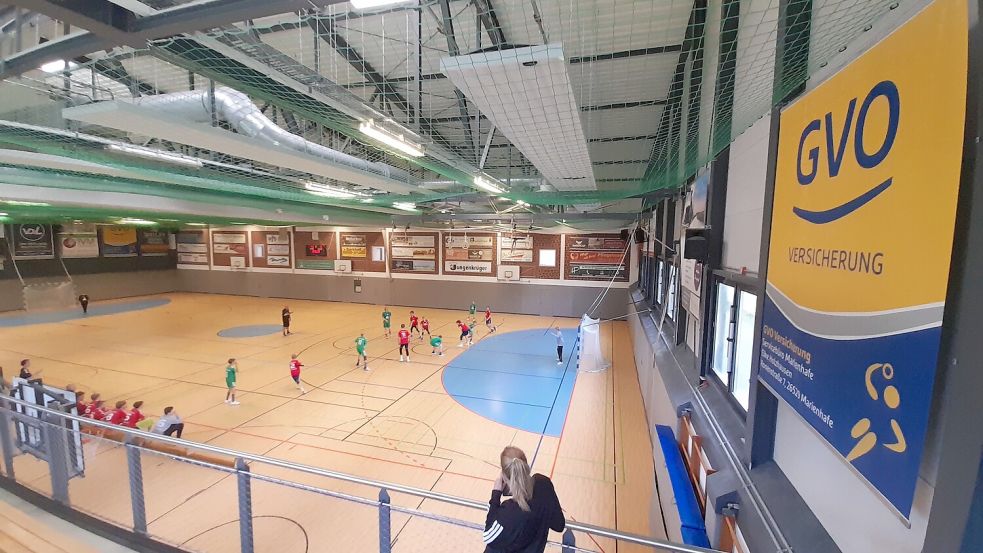 Der bisherige Hauptsponsor des B-Turniers, die GVO-Versicherung, wirbt auch mit Bannern in der Kurt-Knippelmeyer-Halle in Marienhafe. Foto: Thomas Dirks