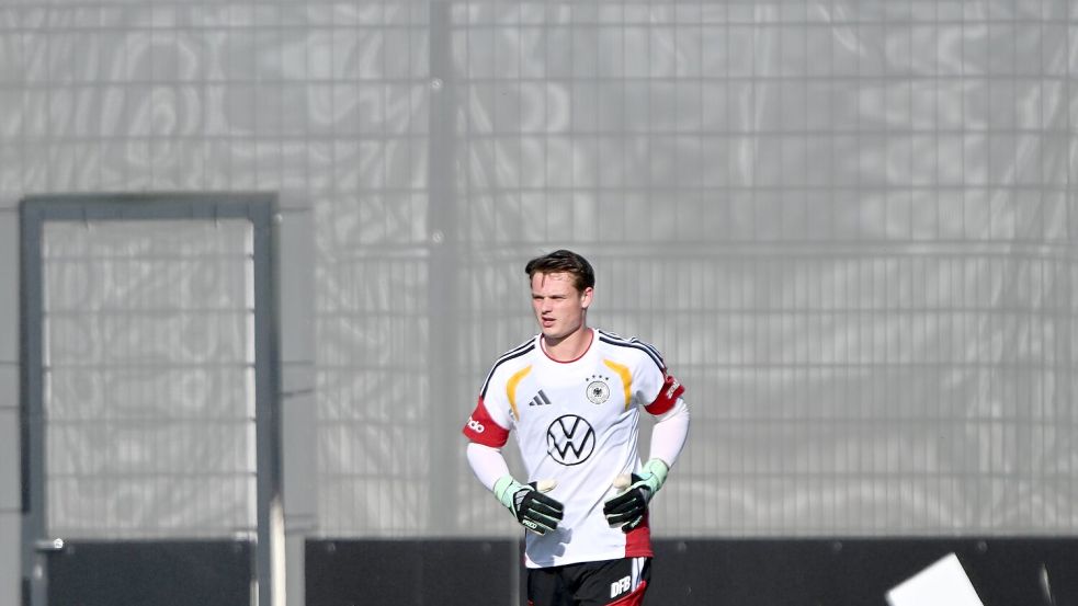 Torwart Jonas Urbig steht vor dem Debüt im DFB-Trikot.  Foto: Federico Gambarini/dpa