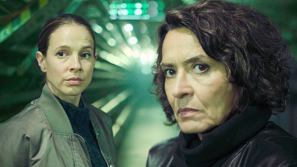 Düstere Aussichten für Johanna Stern (l., Lisa Bitter) und Lena Odenthal (Ulrike Folkerts) im neuen „Tatort – Explosive Mischung“. Foto: SWR/Benoît Linder