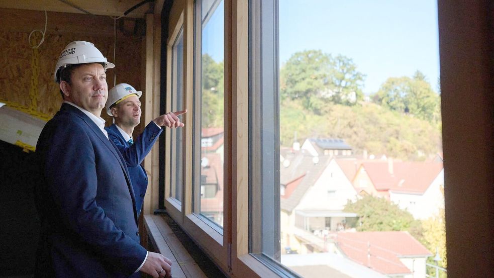 Klingbeil schaut sich an, wo mit Geld aus seinem Sondervermögen gebaut wird. (Archivbild) Foto: Marijan Murat/dpa