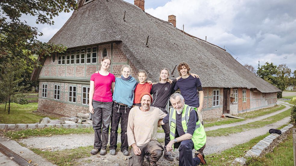 Teilnehmer des von Ex-Schulleiter Ulrich Mumm (vorne rechts) gegründeten Projekts „Jugendbaugruppe“ mit ihrem fachlichen Anleiter Wido Hahne (vorne links). Foto: Florian Quandt