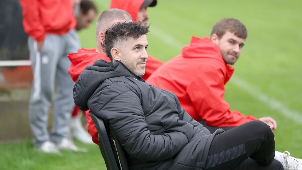 Der Großefehntjer Trainer Jannik Swieter hatte gute Laune am Mittwochabend. Seine Mannschaft gewann mit 7:0 gegen Bunde. Foto: Wilfried Gronewold