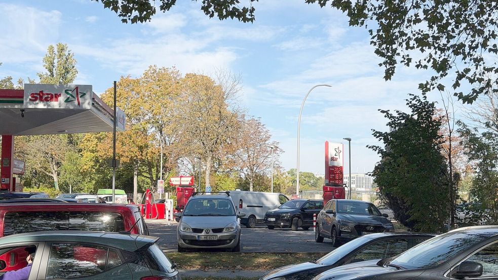 Vereinzelt - wie hier in Berlin - kam es zu Schlangen an Tankstellen.  Foto: Benedikt von Imhoff/dpa