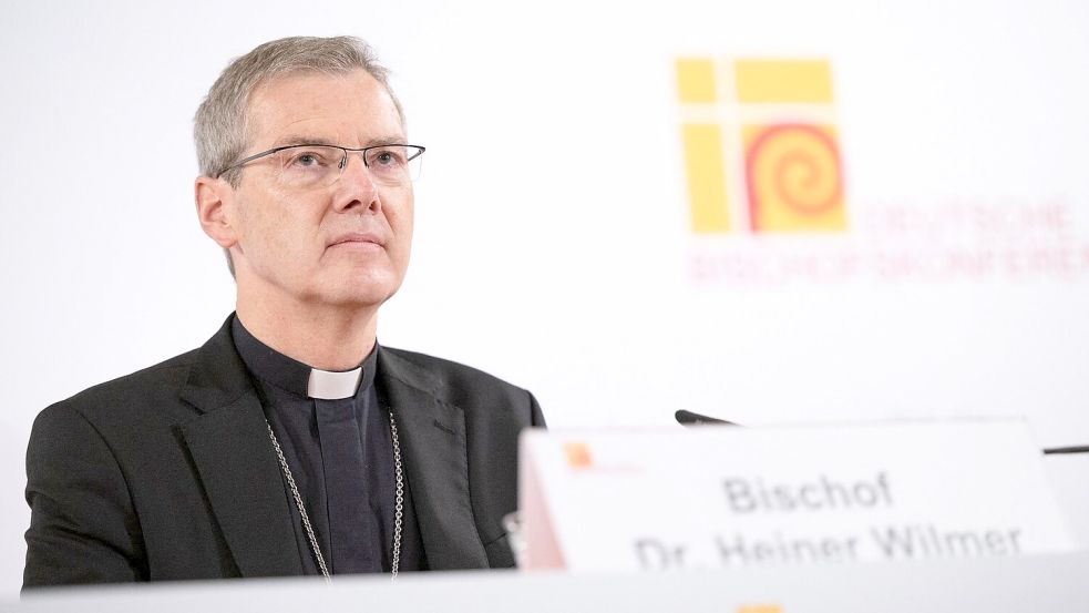Der Vorsitzende der Bischofskonferenz, Heiner Wilmer, verweist auf Menschenwürde, Nächstenliebe und demokratische Kultur als Antwort der Kirche. Foto: Florian Wiegand/dpa