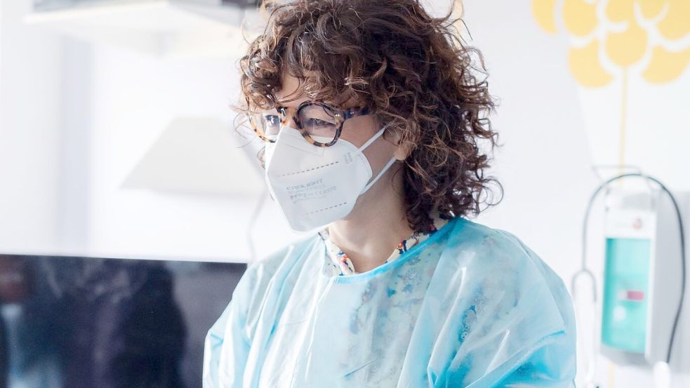 Die Nobelpreisträgerin und Entdeckerin der Genschere, Emmanuelle Charpentier, besuchte den Patienten persönlich. Foto: Mariia Streltsova/Charité/dpa