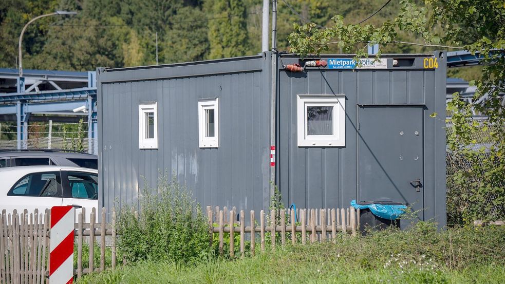 Der Rotlicht-Container in einem Trierer Gewerbegebiet ist inzwischen wieder abgebaut worden. (Archivbild) Foto: Harald Tittel/dpa