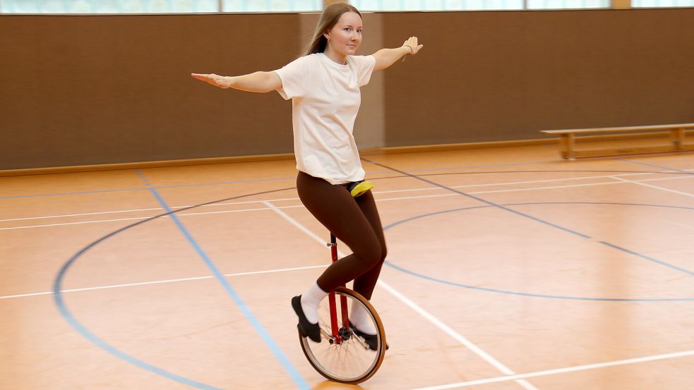 Der Startschuss fiel an ihrem siebten Geburtstag: Jana Erdmann bekam von ihren Großeltern ein Einrad geschenkt. Heute gibt sie ihr Wissen an die Jugend weiter. Foto: Udo Hippen