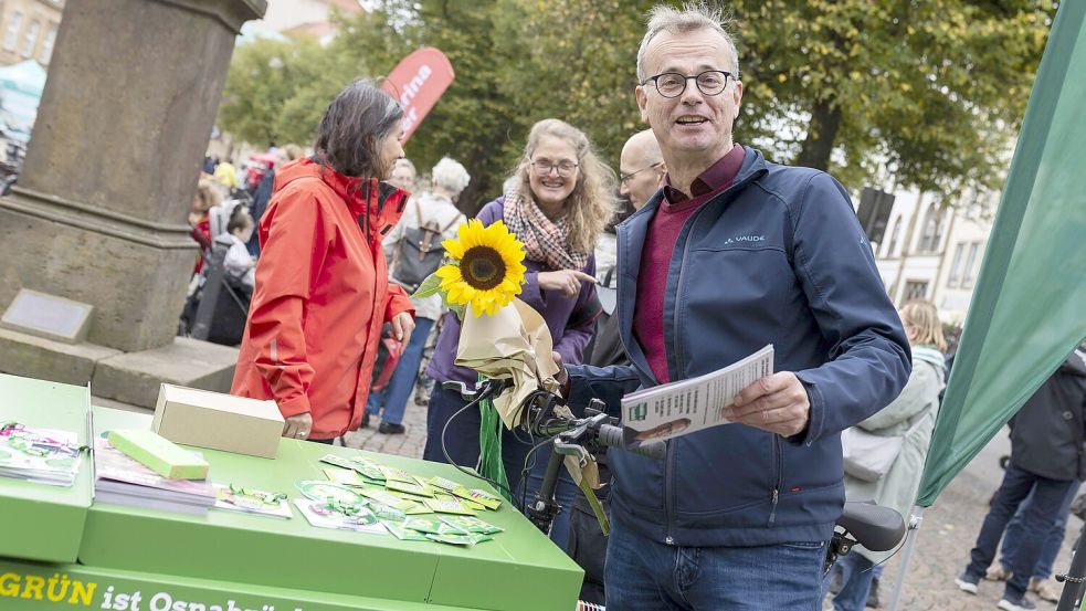 „Wir sind konzentriert auf die Sachthemen und haben uns damit gute Zustimmung erarbeitet, sagt Grünen-Landtagspolitiker Volker Bajus. Im Rennen um das Amt des Oberbürgermeisters in Osnabrück errang er einen unerwarteten Achtungserfolg. Foto: IMAGO/Swaantje Hehmann