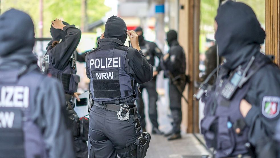 Mehr als 140 Objekte waren durchsucht worden, 14 Haftbefehle wurden vollstreckt. Die Großrazzia richtete sich dabei gegen ein Geldwäsche-Netzwerk, das eng auf die Zusammenarbeit mit den „Hells Angels“ setzte. Foto: Christoph Reichwein/dpa