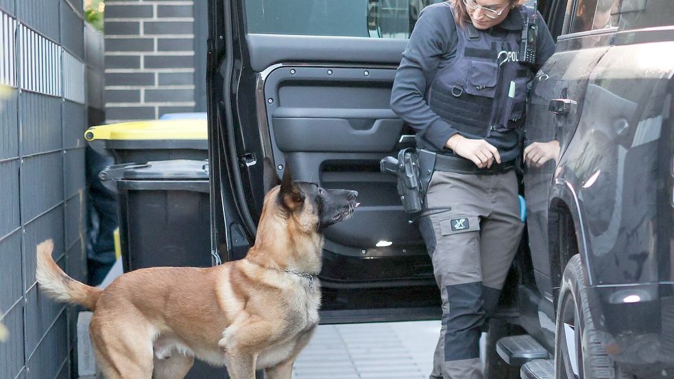 1.700 Einsatzkräfte waren an der Razzia beteiligt - und 50 Spürhunde.  Foto: Christoph Reichwein/dpa