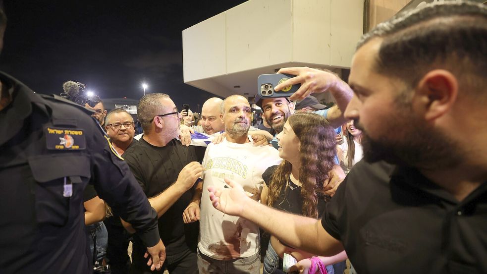 Yaniv Hayun, einer der Männer, die dazu beigetragen haben, den Angreifer in dem FlyDubai-Flugzeug  außer Gefecht zu setzen, wird nach seiner Ankunft am Ben-Gurion-Flughafen begrüßt. Foto: Jamal Awad
