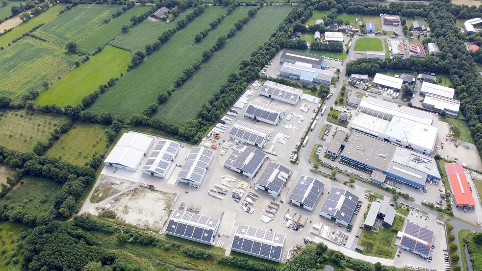 Östlich des derzeitigen Firmengeländes im Gewerbegebiet Schirum, hier im linken oberen Bereich, entsteht die Erweiterungsfläche mit einer Windkraftanlage. Foto: B-Plast 2000