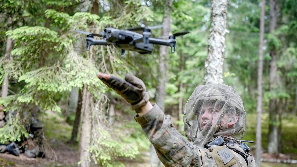 Ein Bundeswehrsoldat startet eine Aufklärungsdrohne . (Archivbild) Foto: Kay Nietfeld/dpa