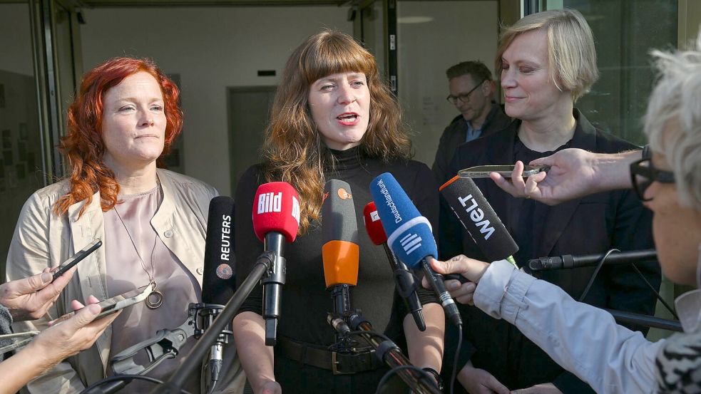 Die Parteivorsitzenden Bettina König (SPD, l-r), Kerstin Wolter (Die Linke) und Nina Stahr (Bündnis 90/Die Grünen) haben gemeinsam mit anderen Vertretern ihrer Parteien über Antisemitismus beraten.  Foto: Soeren Stache/dpa