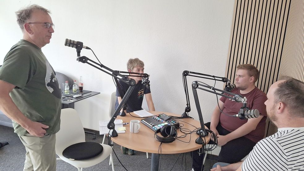 Die Auricher Daniel und Lars Jurisch (von rechts) stellten sich im Studio in Leer den Fragen der Sportredakteure Marco Lindenbeck und Wolf-Rüdiger Saathoff. Dabei ging es nicht nur um den Boßelsport. Computerspiele und Chorsingen gehörten auch dazu. Foto: Timm Fleßner