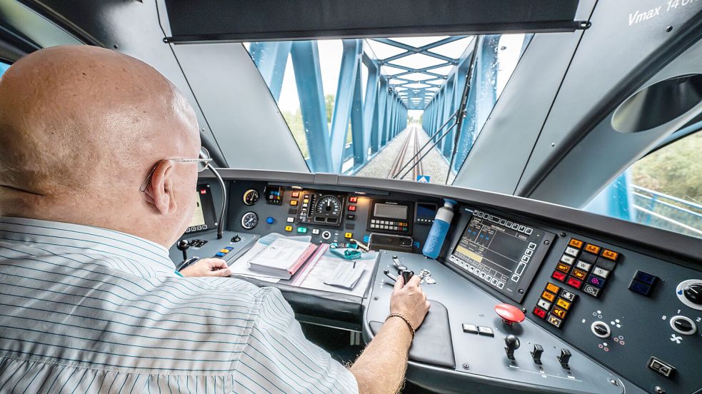 Einmalige Aussicht: Zugführer Jan Mulder aus Assen genießt die Fahrt mit der Arriva-Bahn über die Friesenbrücke. „Ein tolles Gefühl“, sagt der 63-Jährige. Foto: Klaus Ortgies