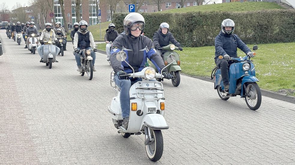 Im April trafen sich die Rollerfahrer noch zum Anrollern. Nun ist die Saison wieder vorbei. Foto: Lasse Paulsen