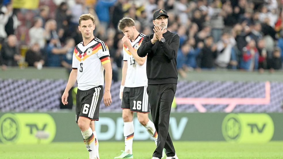 Knirscht es? Joshua Kimmich (l) und Jürgen Klopp nach dem verlorenen Spiel gegen Griechenland. (Archivbild) Foto: Federico Gambarini/dpa