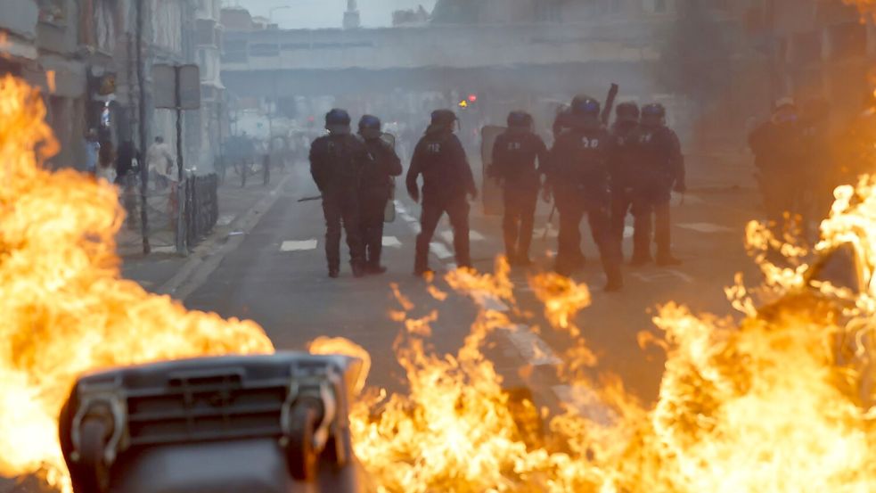 Bei den Schulprotesten in Frankreich sind zahlreiche Menschen festgenommen worden. Foto: Jean-Francois Badias/AP/dpa