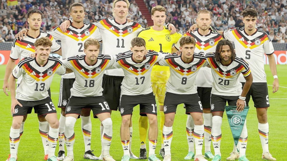 Die deutsche Nationalmannschaft vor dem Spiel gegen Serbien. Erstmals mit Kapitän Serge Gnabry und Torwart Jonas Urbig. Foto: dpa/Karl-Josef Hildenbrand