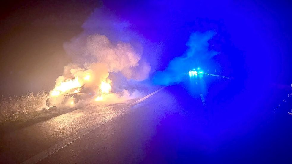Ein Auto hat am späten Donnerstagabend auf der Autobahn 28 gebrannt. Foto: Feuerwehr