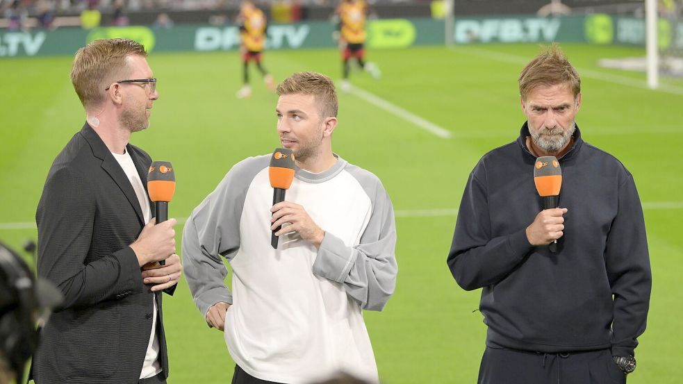 Zum letzten Mal zusammen im ZDF als Experten vor der Kamera: Per Mertesacker (l) und Christoph Kramer diskutieren mit Bundestrainer Jürgen Klopp. Foto: dpa/Markus Fischer