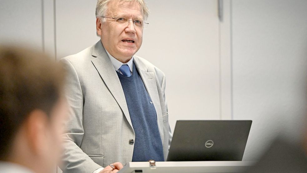 In einem Wahlkreis in Spandau ist das Ergebnis bei einer Nachzählung nach Angaben von Landeswahlleiter Stephan Bröchler noch geändert worden.  Foto: Marvin Zubrod/dpa