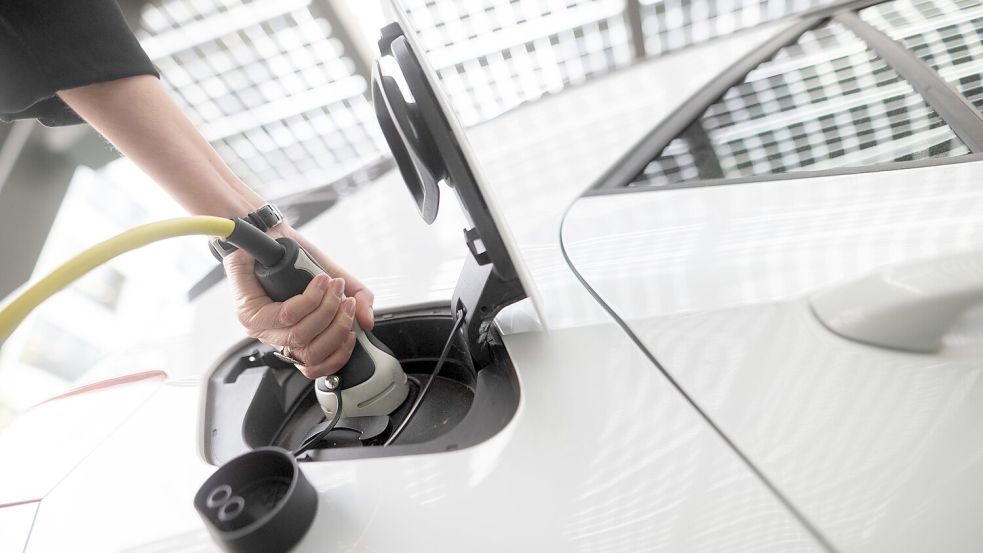 Ladesäule statt Tankstelle: Unser Reporter Claus Hock hat sich ein E-Auto zugelegt. Sein erstes nach mehreren Verbrennern. DPA-Symbolfoto: Sebastian Gollnow