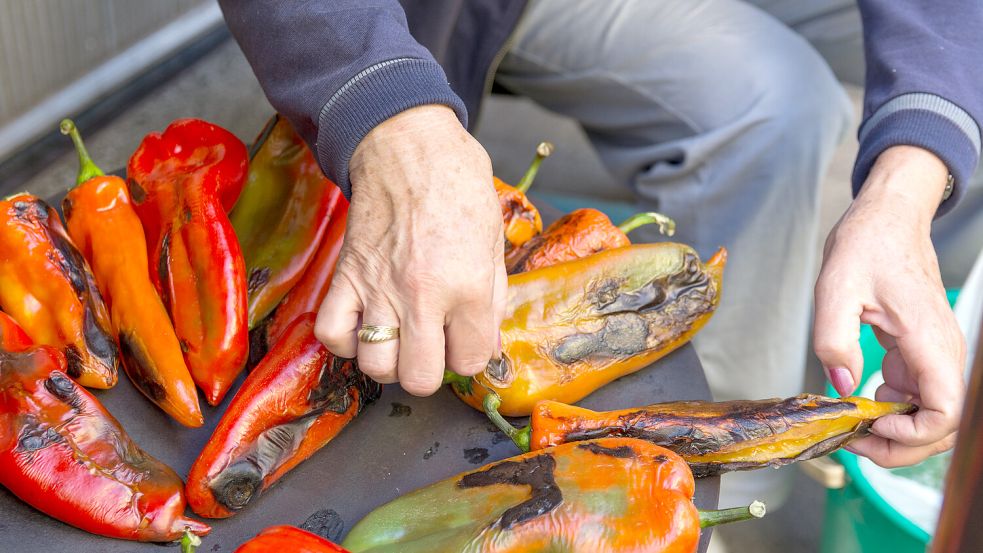 Delikatesse: Für die beliebte Paprika-Paste Ajvar werden die Schoten zunächst geröstet – notfalls auf dem Balkon. Was nicht jedem Nachbarn gefällt. Foto: imago/Pond5 Images