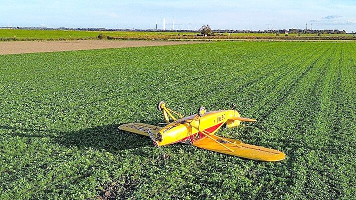 Ein Pilot ist am Freitagabend im Wangerland notgelandet. Das Kleinflugzeug kippte dabei aufs Dach. Foto: Polizei Wilhelmshaven/Friesland