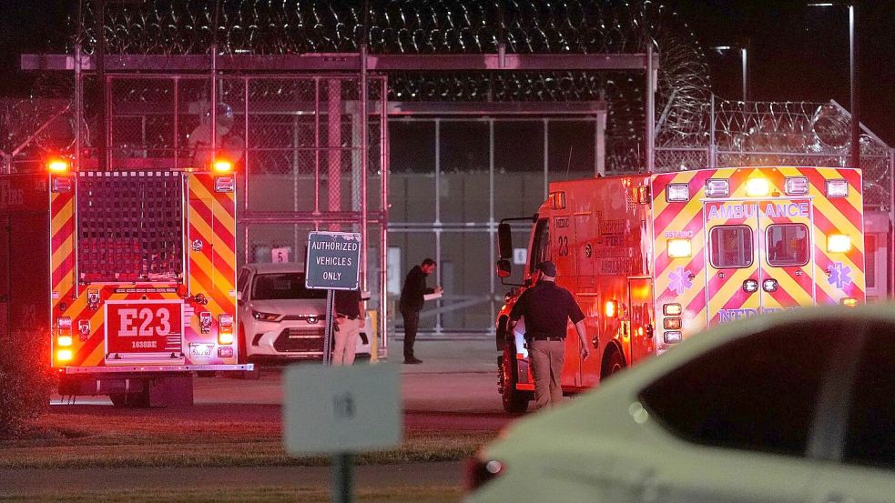 Rettungsfahrzeuge treffen in einer Hochsicherheitsanstalt in Nashville ein, nachdem die Hinrichtung von Christa Pike abgebrochen wurde.  Foto: George Walker IV/AP/dpa