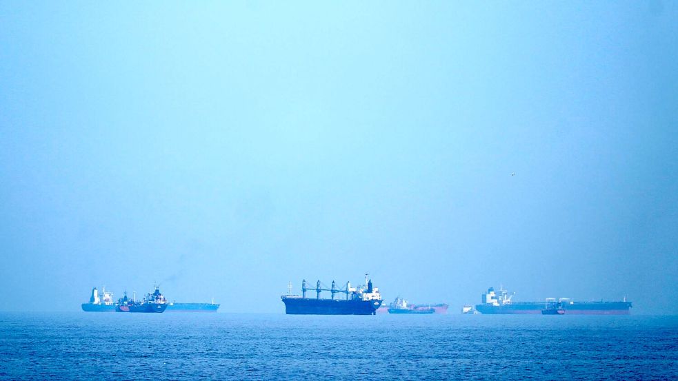 Öltanker sind in der Meerenge beständig in Gefahr. (Archivbild) Foto: Altaf Qadri/AP/dpa