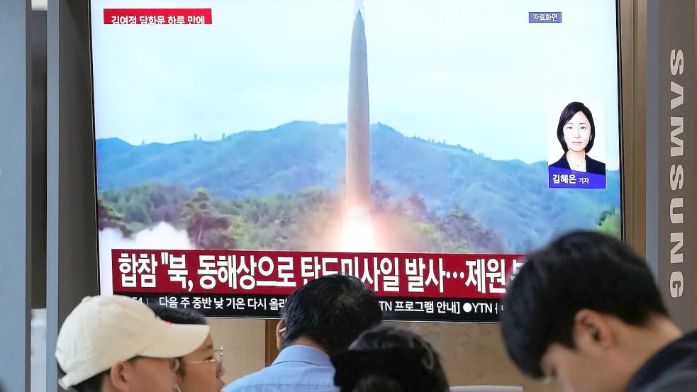Nordkorea hat erneut eine ballistische Rakete abgefeuert. Foto: Ahn Young-joon/AP/dpa