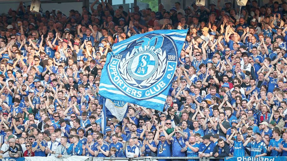Schalke-Fans bei einem Fußballspiel - gut möglich, dass auch einige von ihnen schalke04 als Passwort auserkoren haben.  Foto: Daniel Karmann/dpa