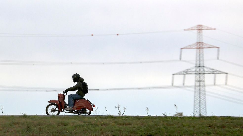 Mit der Schwalbe über Land: Das Moped ist Kult, aber zur Fortbewegung einfach auch hilfreich. (Archivbild) Foto: Jan Woitas/dpa