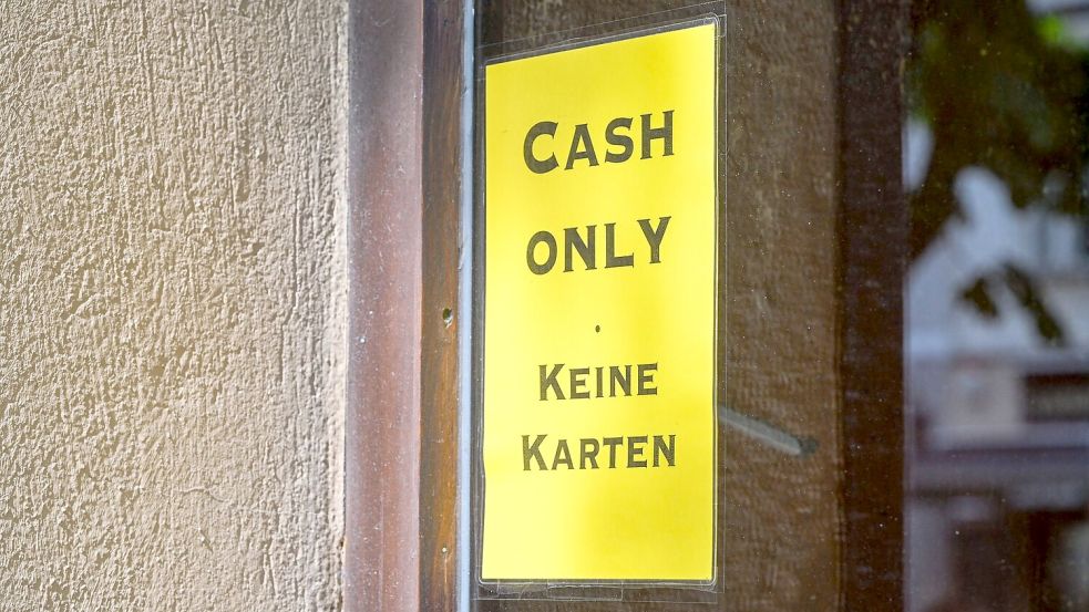 Manche Geschäfte und Restaurant akzeptieren nur Bargeld. (Archivbild) Foto: Jens Kalaene/dpa