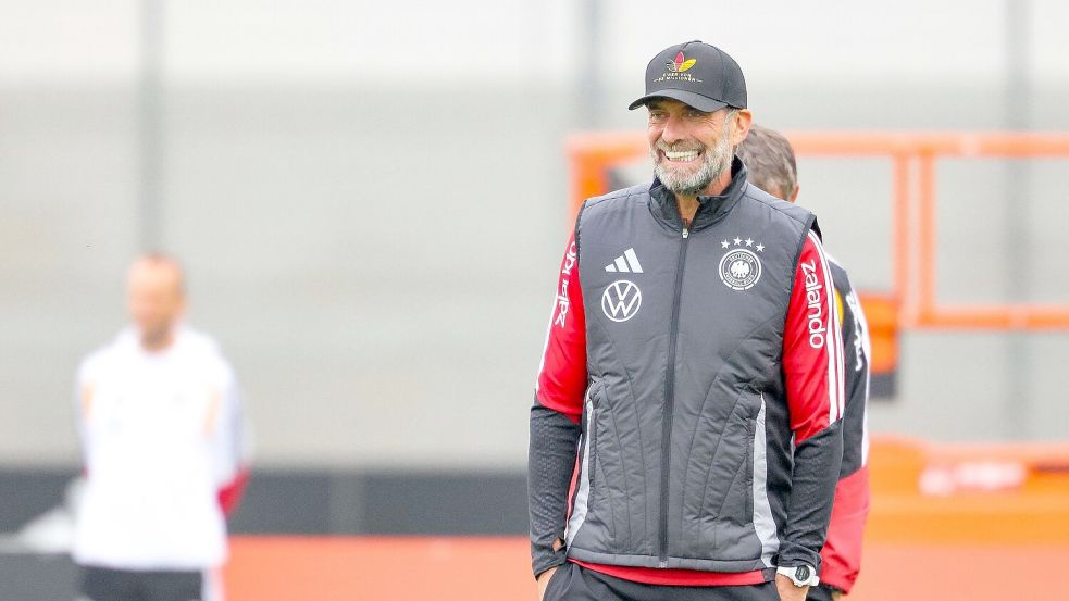 Jürgen Klopp warm eingepackt beim Training in Franken vor dem Kurztrip nach Thessaloniki. Foto: Daniel Löb/dpa