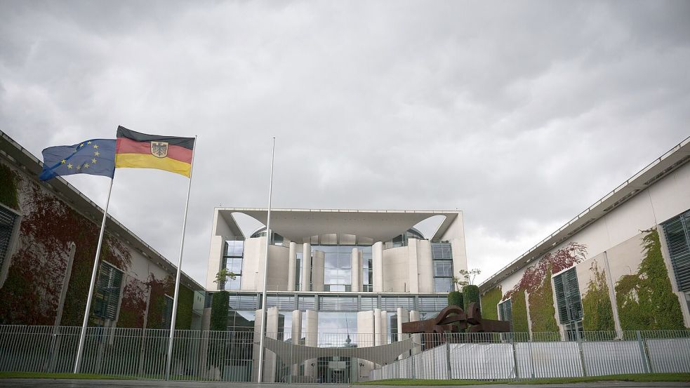 Dunkle Wolken über der Union und Kanzler Merz: Die große Mehrheit ist unzufrieden, die Umfragewerte sind im Keller.  Foto: Sebastian Gollnow/dpa
