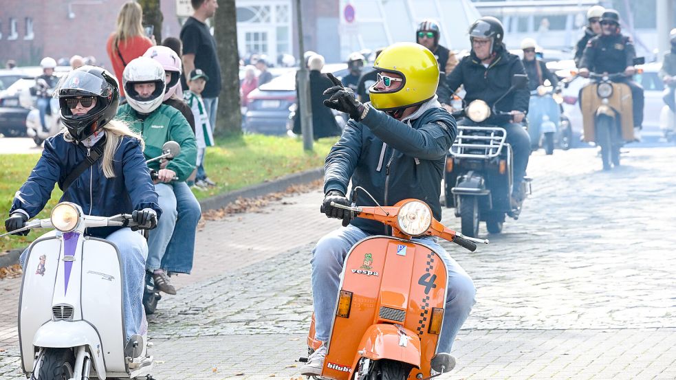Zum Saisonabschluss trafen sich rund 200 Rollerfahrer zum 20. Abrollern in Aurich. Die gemeinsame Ausfahrt endete beim Zweitakttreffen „Kieken un Luren“ in Ihlow. Foto: Stephan Friedrichs