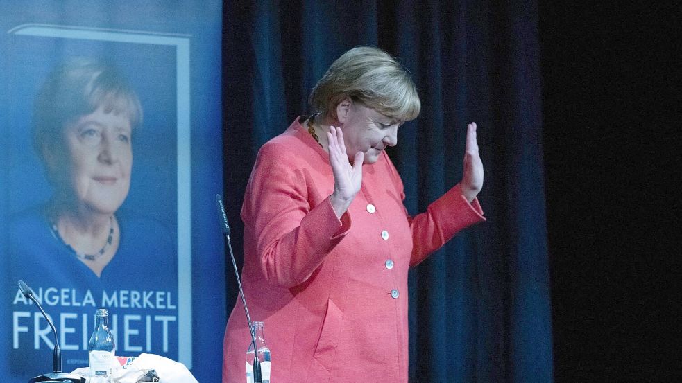 Bei ihrer Lesung in Peenemünde erhielt Angela Merkel viel freundlichen Applaus von den 1.200 Menschen im Publikum. (Archivbild) Foto: Stefan Sauer/dpa