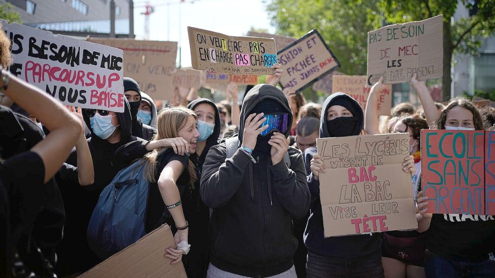 Trotz der Gewaltexzesse finden die Schülerproteste breite Unterstützung. (Archivbild) Foto: Laurent Cipriani/AP/dpa