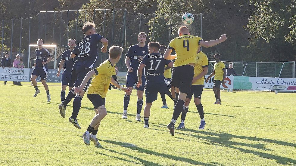 In der zweiten Hälfte dominierte der TSV Riepe das Kellerduell gegen Middels (gelbe Trikots). Foto: Wilfried Gronewold