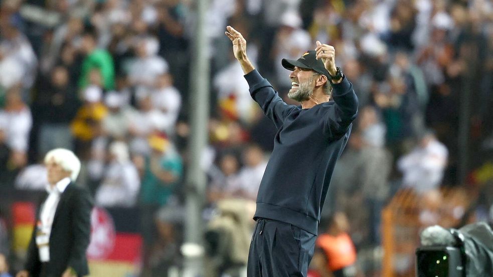 Jürgen Klopp in Aktion am Spielfeldrand.  Foto: Christian Charisius/dpa