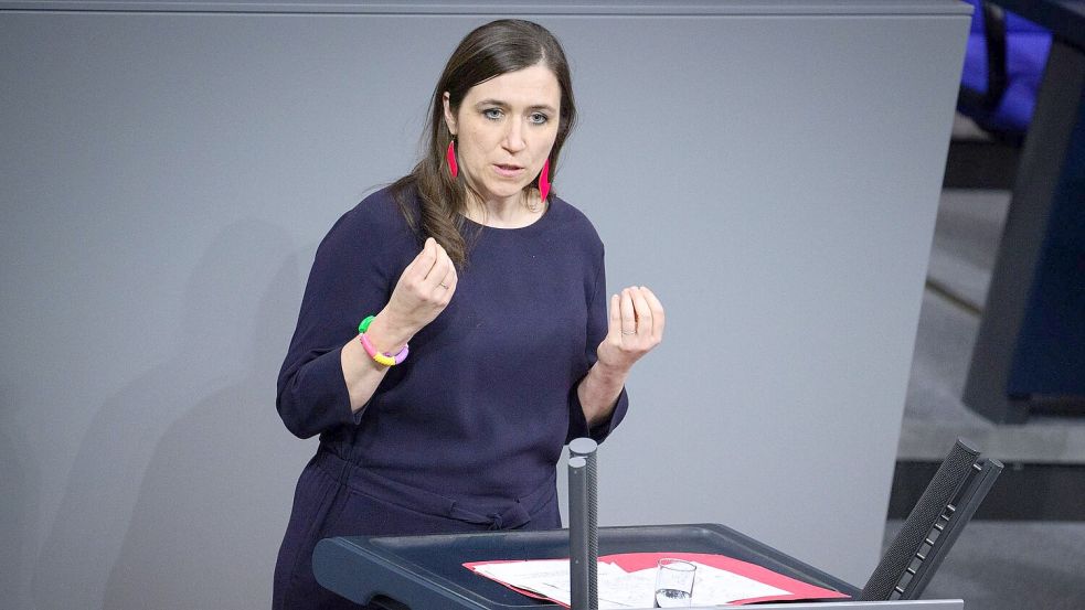 Die Grünen-Finanzpolitikerin Katharina Beck kritisiert den Stellenabbau. (Archivbild) Foto: Bernd von Jutrczenka/dpa