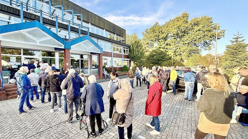Vor dem ZGO-Verlagshaus in Logabirum hat sich am Montagmorgen eine lange Schlange gebildet. Foto: Klaus Ortgies
