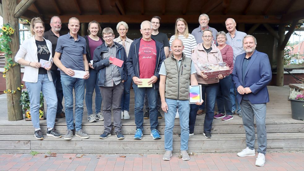 Freudestrahlend nahmen die Gewinner im Dörpmuseum Münkeboe ihre Preise entgegen. Mit der Übergabe der Gewinne ist die digitale Schnitzeljagd „Dörptour“ bei den Münkeboer Festtagen jetzt offiziell zu Ende gegangen. Eine Neuauflage der Aktion ist für 2027 geplant. Foto: Axel Wittich