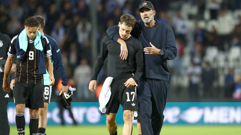 Jürgen Klopp als Umarmer und Menschenfänger, wie nach dem Spiel mit Kapitän Florian Wirtz. Foto: Christian Charisius/dpa