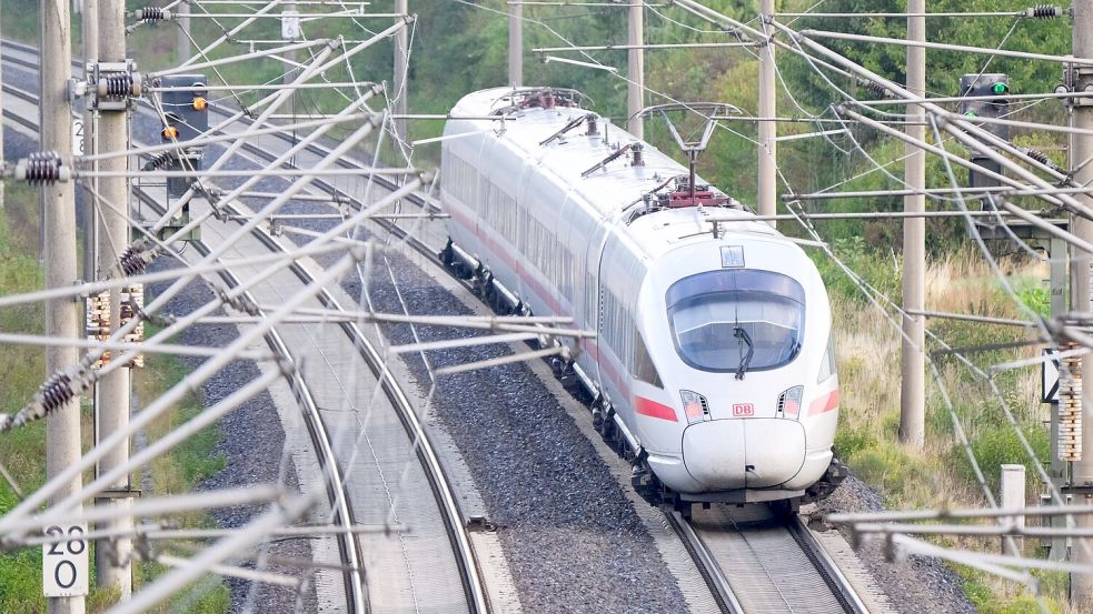 Die geplante Bahn-Neubaustrecke Hannover-Hamburg sorgt für Diskussionen. (Symbolbild) Foto: Julian Stratenschulte/dpa