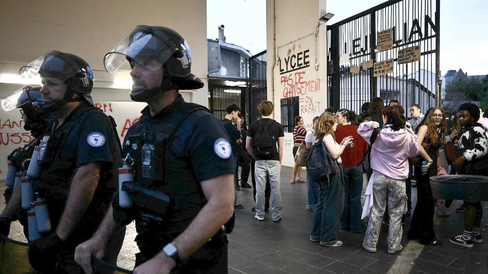 Die Ordnungskräfte werden zur Zielscheibe von Angriffen, zugleich gibt es Berichte über Polizeigewalt während der Schülerproteste. Foto: Philippe Lopez/AFP/dpa